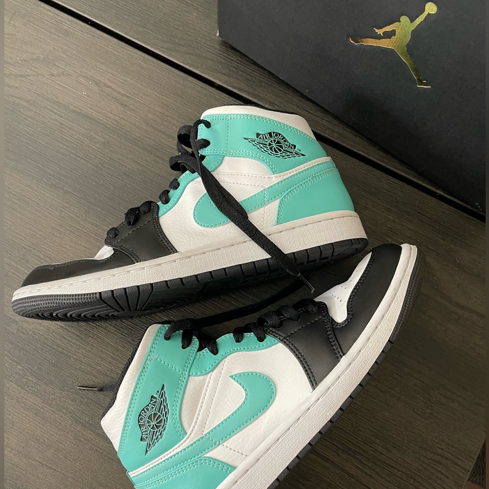Nike Air Jordan 1 Mid ; TROPICAL TWIST; Size US 8